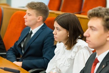 Для студентов ОГУ провели экскурсию по областному парламенту